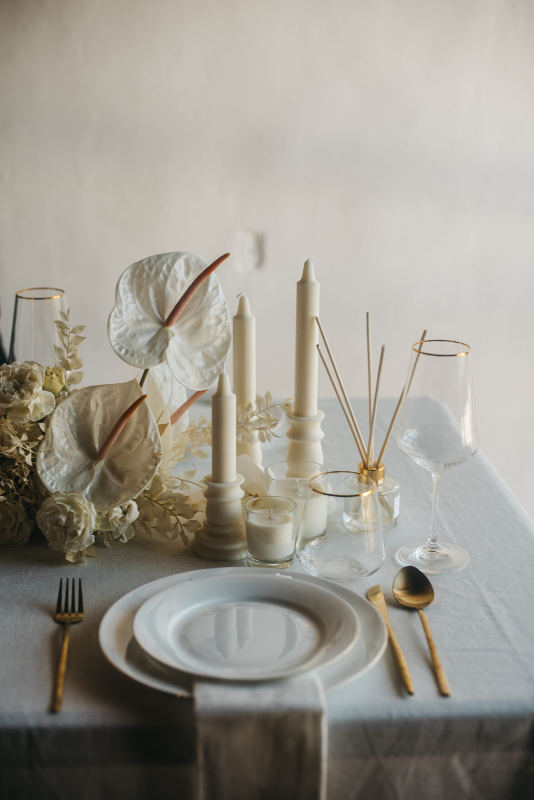 Te enseñamos a aromatizar tu boda con fragancias de un forma romántica a través de velas, difusores, sprays y candelabros de cera.