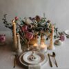 Aroma de peonías para boda. Mesa decorada con velas, difusores y candelabros.