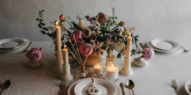 Aroma de peonías para boda. Mesa decorada con velas, difusores y candelabros.