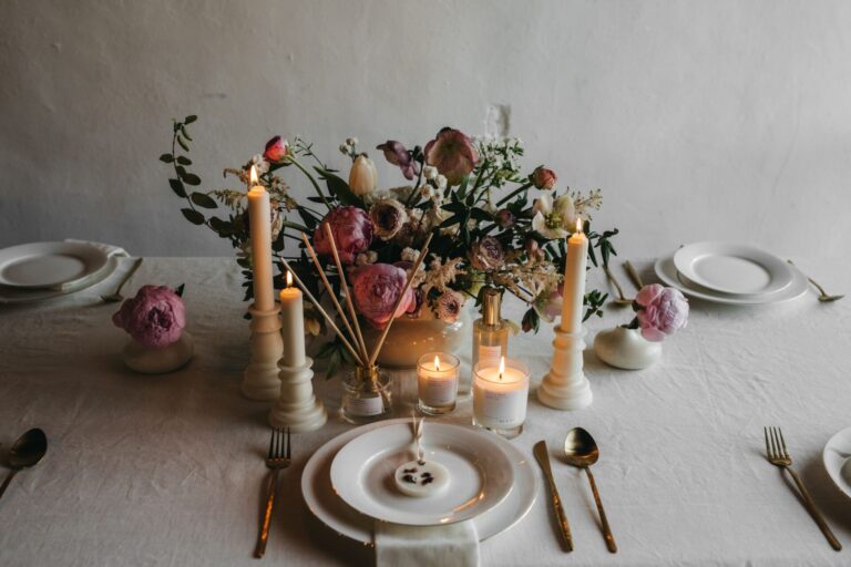 Aroma de peonías para boda. Mesa decorada con velas, difusores y candelabros.