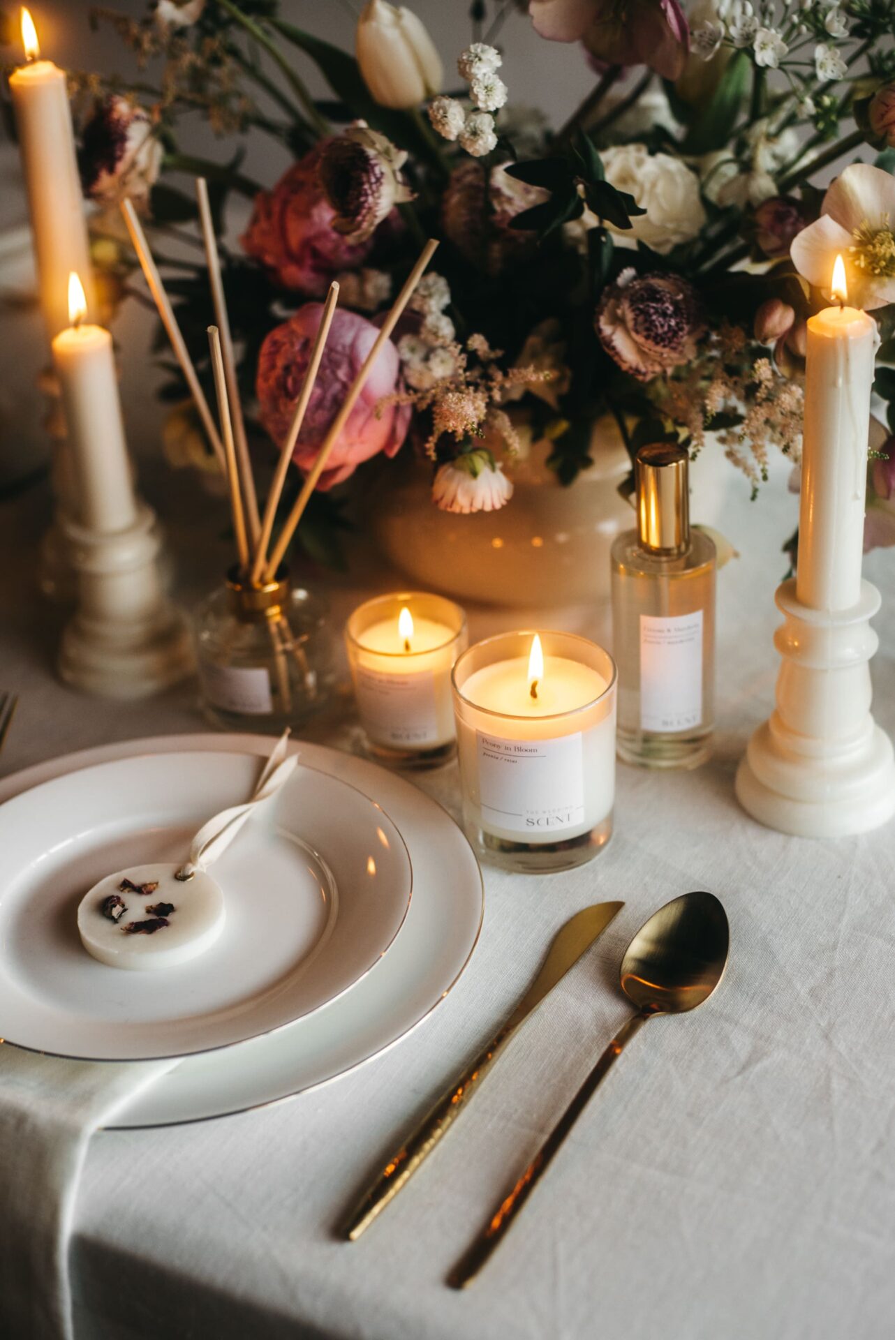 Aroma de peonías para boda. Mesa decorada con velas, difusores y candelabros.