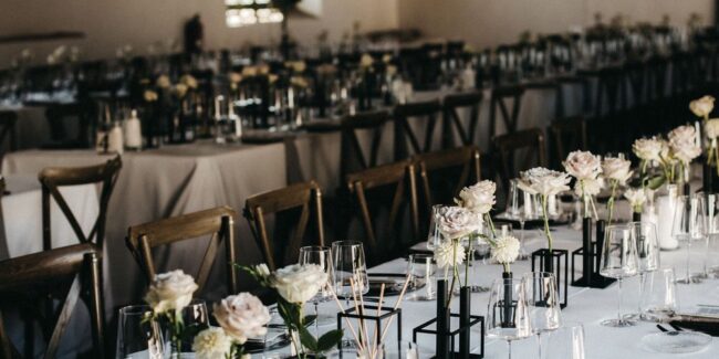 Mesa decorativa de boda aromatizada con los mikados de la fragancia Fressia and Mandarin.