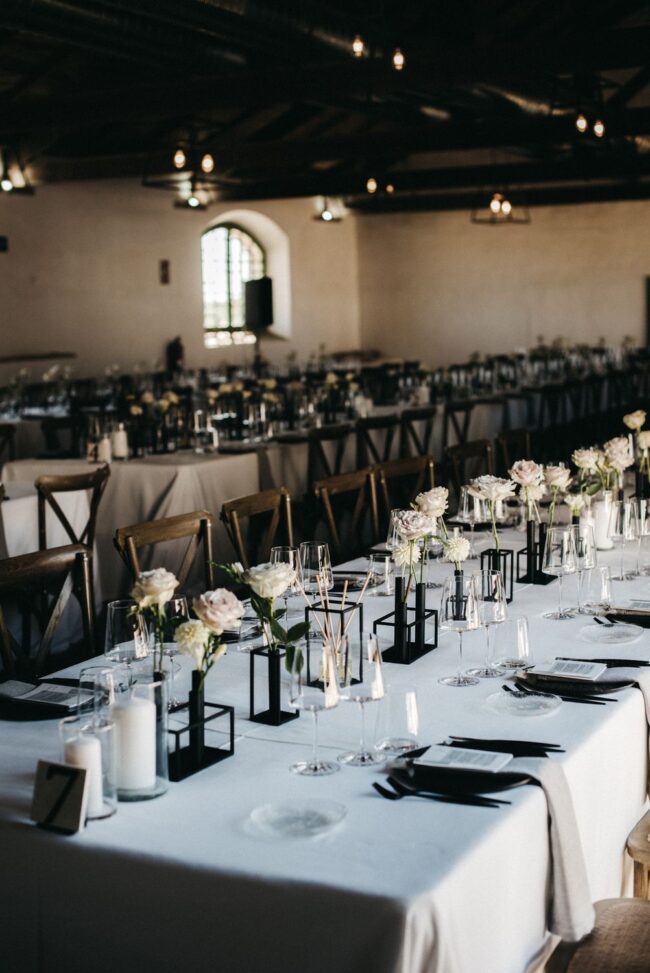Mesa decorativa de boda aromatizada con los mikados de la fragancia Fressia and Mandarin.