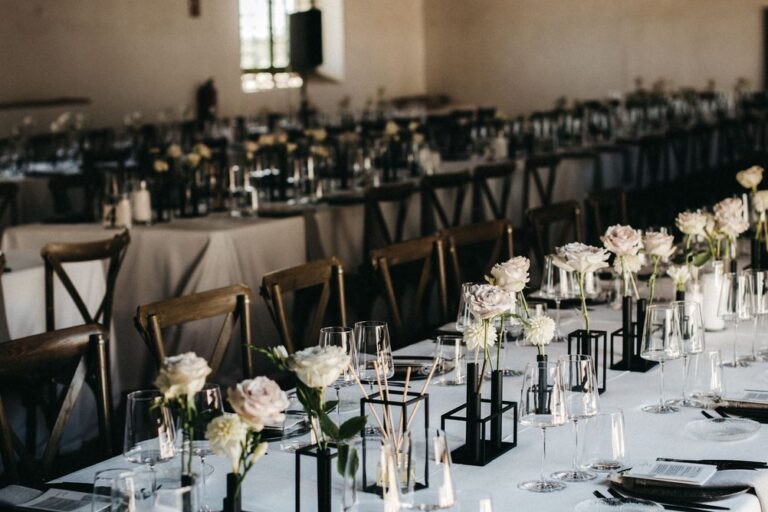 Mesa decorativa de boda aromatizada con los mikados de la fragancia Fressia and Mandarin.
